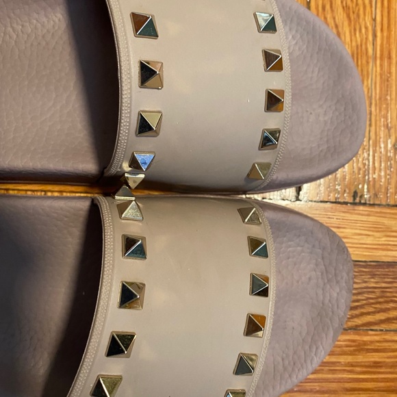 Valentino Rockstud Pool Slides Poudre Color - Picture 2 of 5